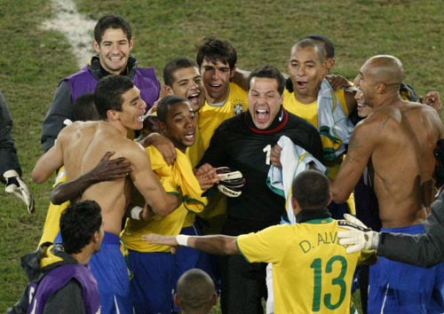25일(현지시간) 남아프리카공화국 요하네스버그 엘리스 파크에서 열린 2009 국제축구연맹(FIFA) 컨페더레이션스컵 4강, 다니엘 알베스 등 브라질 선수들이 남아공을 1대0으로 꺾고 결승 진출을 확정 지은 후 환호하고 있다. 