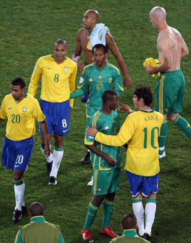 25일(현지시간) 남아프리카공화국 요하네스버그 엘리스 파크에서 열린 2009 국제축구연맹(FIFA) 컨페더레이션스컵 4강, 경기 후 양 팀 선수들이 서로를 격려하고 있다. 