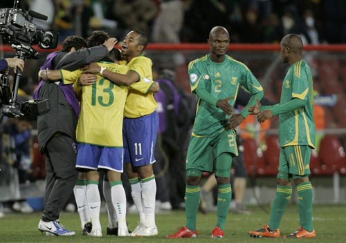 25일(현지시간) 남아프리카공화국 요하네스버그 엘리스 파크에서 열린 2009 국제축구연맹(FIFA) 컨페더레이션스컵 4강, 다니엘 알베스, 호비뉴 등 브라질 선수들이 기뻐하는 가운데 남아공 엘리오 반 히어든(오른쪽)과 시보니소 가사(오른쪽 두번째)가 악수를 하고 있다. 