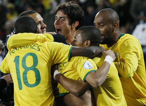 25일(현지시간) 남아프리카공화국 요하네스버그 엘리스 파크에서 열린 2009 국제축구연맹(FIFA) 컨페더레이션스컵 4강, 브라질 선수들이 다니엘 알베스가 골을 넣자 함께 기뻐하고 있다. 