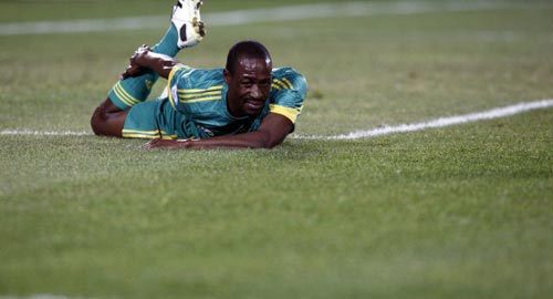 25일(현지시간) 남아프리카공화국 요하네스버그 엘리스 파크에서 열린 2009 국제축구연맹(FIFA) 컨페더레이션스컵 4강, 남아공 벤슨 믈롱고가 그라운드 위에 엎드려 있다. 
