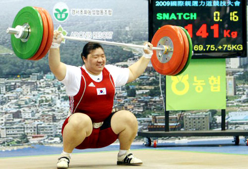 26일 포천종합체육관에서 열린 2009 한.중.일 국제역도경기대회에서 장미란이 인상 세계 신기록인 141㎏에 실패한 뒤 아쉬워 하고 있다. 