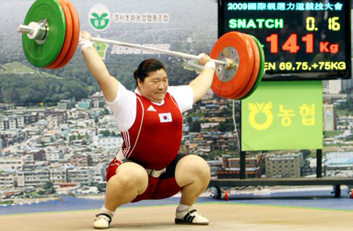 26일 포천종합체육관에서 열린 2009 한.중.일 국제역도경기대회에서 장미란이 인상 세계 신기록인 141㎏에 도전하고 있다. 