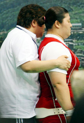  26일 포천종합체육관에서 열린 2009 한.중.일 국제역도경기대회에서 장미란이 용상 세계 신기록인 187㎏ 도전에 앞서 지도를 받고 있다. 