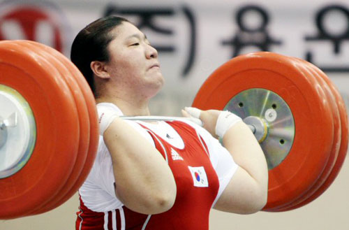 26일 포천종합체육관에서 열린 2009 한.중.일 국제역도경기대회에서 장미란이 용상 세계 신기록인 187㎏에 도전하고 있다. 