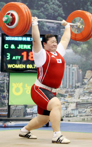  26일 포천종합체육관에서 열린 2009 한.중.일 국제역도경기대회에서 장미란이 용상 세계 신기록인 187㎏에 도전하고 있다. 