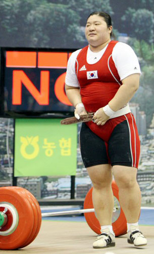 26일 포천종합체육관에서 열린 2009 한.중.일 국제역도경기대회에서 장미란이 용상 세계 신기록인 187㎏에 실패한 뒤 아쉬워 하고 있다. 