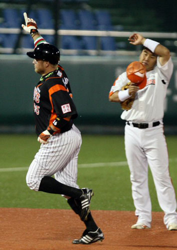 26일 오후 대전야구장에서 열린 2009프로야구 한화와 롯데의 경기. 롯데 가르시아가 5회초 2사 때 홈런을 치고 베이스를 돌고 있다. 