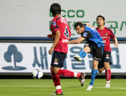 27일 오후 대전월드컵경기장에서 열린 2009 프로축구 대전과 인천의 경기에서 인천 보르코가 슛을 하고 있다. 