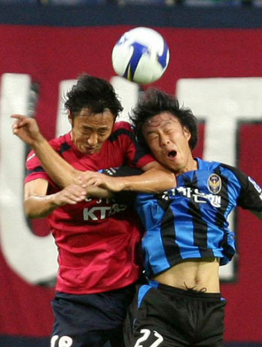 27일 오후 대전월드컵경기장에서 열린 2009 프로축구 대전과 인천의 경기에서 인천 안재준(오른쪽)과 대전 박성호가 헤딩 공중볼 다툼을 벌이고 있다. 