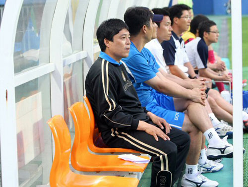  27일 오후 대전월드컵경기장에서 열린 2009 프로축구 대전과 인천의 경기에서 대전 왕선재 코치가 김호감독을 대신해 감독대행으로 경기를 지켜보고 있다. 