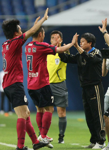  27일 오후 대전월드컵경기장에서 열린 2009 프로축구 대전과 인천의 경기에서 대전 고창현이 골을 넣은 뒤 왕선재 감독대행과 하이파이브를 하고 있다. 