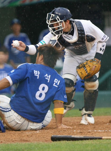 28일 오후 서울 잠실야구장에서 열린 프로야구 삼성라이온즈 대 두산베어스의 경기 4회초 1사 주자 만루 삼성 채태인의 중견수 앞 안타 때 2루주자 박석민이 홈으로 쇄도한 뒤 주심을 바라보고 있다. 결과는 세이프. 