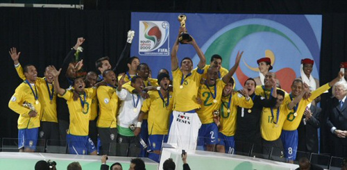 28일(현지 시간) 남아프리카공화국 요하네스버그 엘리스 파크에서 치러진 컨페드컵 결승 브라질 대 미국의 경기에서 우승을 차지한 브라질 선수들이 트로피를 번쩍 들어 올리며 기뻐하고 있다. 이날 경기에서 브라질이 3-2로 승리해 우승을 차지했다. 