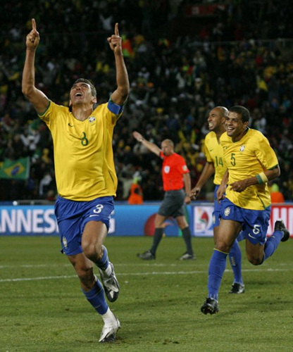 28일(현지 시간) 남아프리카공화국 요하네스버그 엘리스 파크에서 치러진 컨페드컵 결승 브라질 대 미국의 경기에서 파비아누(브라질, 왼쪽)가 승리를 결정짓는 역전골을 터트린 후 환호하고 있다. 이날 경기에서 브라질이 3-2로 승리해 우승을 차지했다. 