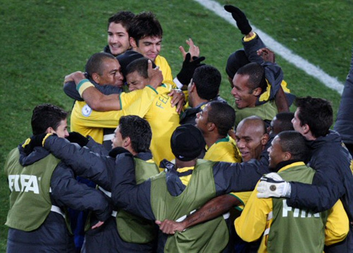 28일(현지 시간) 남아프리카공화국 요하네스버그 엘리스 파크에서 치러진 컨페드컵 결승 브라질 대 미국의 경기에서 우승을 확정지은 브라질 선수들이 기쁨의 눈물을 흘리고 있다. 이날 경기에서 브라질이 3-2로 승리해 우승을 차지했다. 