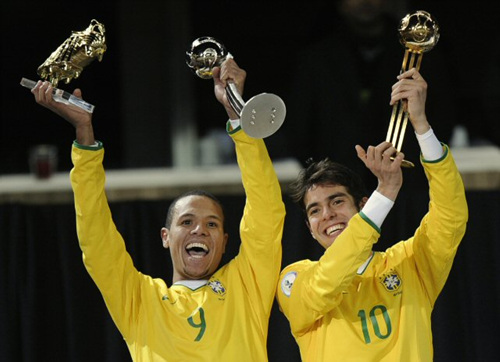 28일(현지 시간) 남아프리카공화국 요하네스버그 엘리스 파크에서 치러진 컨페드컵 결승 브라질 대 미국의 경기에서 골든슈와 실버 볼을 수상한 파비아누와 골든 볼을 수상한 카카가 트로피를 들고 환호하고 있다. 이날 경기에서 브라질이 3-2로 승리해 우승을 차지했다. 