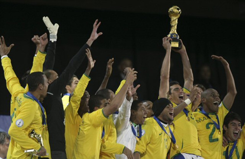 28일(현지 시간) 남아프리카공화국 요하네스버그 엘리스 파크에서 치러진 컨페드컵 결승 브라질 대 미국의 경기에서 우승을 차지한 브라질 선수들이 트로피를 번쩍 들어 올리며 환호하고 있다. 이날 경기에서 브라질이 3-2로 승리해 우승을 차지했다. 