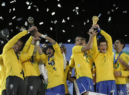 28일(현지 시간) 남아프리카공화국 요하네스버그 엘리스 파크에서 치러진 컨페드컵 결승 브라질 대 미국의 경기에서 우승을 차지한 브라질 선수들이 트로피를 번쩍 들어 올리며 환호하고 있다. 이날 경기에서 브라질이 3-2로 승리해 우승을 차지했다. 