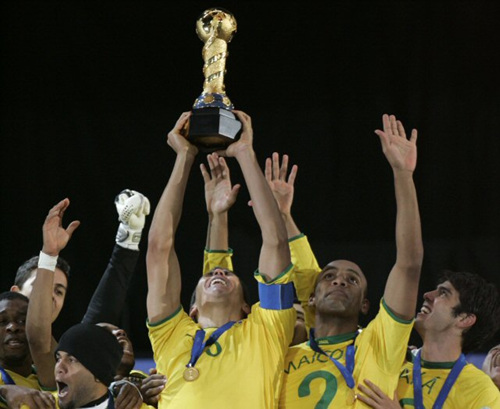 28일(현지 시간) 남아프리카공화국 요하네스버그 엘리스 파크에서 치러진 컨페드컵 결승 브라질 대 미국의 경기에서 우승을 차지한 브라질 선수들이 우승 트로피를 들고 기뻐하고 있다. 이날 경기에서 브라질이 3-2로 승리해 우승을 차지했다. 