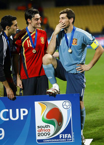 28일(한국시각) 남아공 루스텐버그 로얄 바포켕 스타디움서 벌어진 컨페드컵 남아공과 스페인의 3·4위전에서 스페인의 알베르트 리에라가 골키퍼 이케르 카시야스와 메달을 목에 걸고 대화를 나누고 있다. 