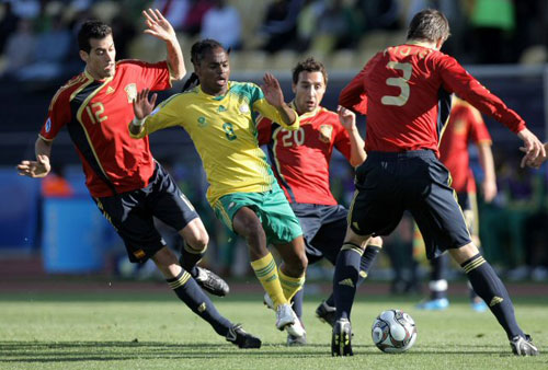 28일(한국시각) 남아공 루스텐버그 로얄 바포켕 스타디움서 벌어진 컨페드컵 남아공과 스페인의 3·4위전에서 남아공의 트세포 마실렐라가 스페인의 밀집 수비에 막혀 고전하고 있다. 