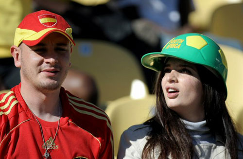 28일(한국시각) 남아공 루스텐버그 로얄 바포켕 스타디움서 벌어진 컨페드컵 남아공과 스페인의 3·4위전에서 스페인과 남아공 팬이 나란히 앉아서 경기를 보고 있다. 