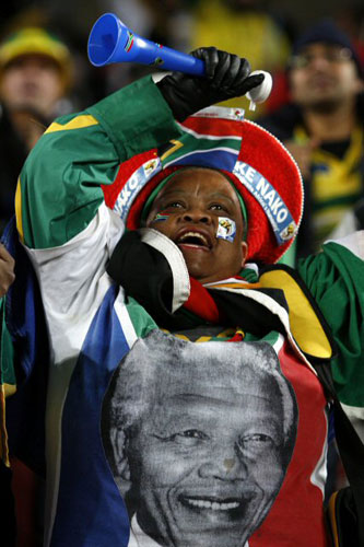 28일(한국시각) 남아공 루스텐버그 로얄 바포켕 스타디움서 벌어진 컨페드컵 남아공과 스페인의 3·4위전에서 만델라 전 대통령이 새겨진 옷을 입은 한 남아공 축구팬이 열렬한 응원을 보내고 있다. 