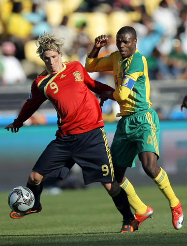 28일(한국시각) 남아공 루스텐버그 로얄 바포켕 스타디움서 벌어진 컨페드컵 남아공과 스페인의 3·4위전에서 토레스가 아론 모코에나와 볼 다툼을 벌이고 있다. 