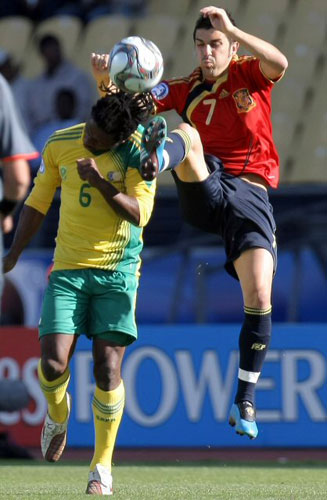 28일(한국시각) 남아공 루스텐버그 로얄 바포켕 스타디움서 벌어진 컨페드컵 남아공과 스페인의 3·4위전에서 남아공의 멕베드 시바야가 스페인의 별 다비드 비야와 볼 경합을 벌이고 있다. 