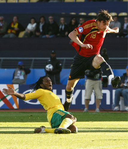 28일(한국시각) 남아공 루스텐버그 로얄 바포켕 스타디움서 벌어진 컨페드컵 남아공과 스페인의 3·4위전에서 스페인의 알베르트 리에라가 남아공의 멕베드 시바야의 마크를 뚫고 슛을 날리고 있다. 