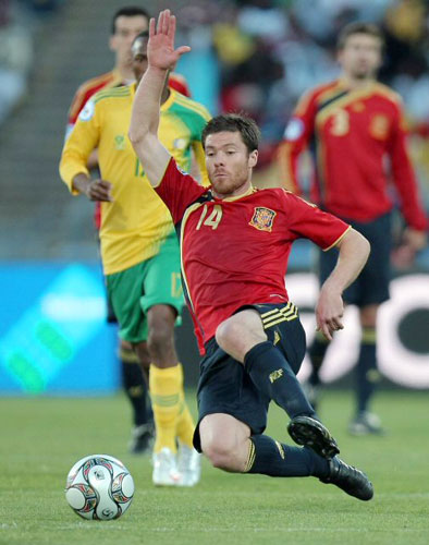 28일(한국시각) 남아공 루스텐버그 로얄 바포켕 스타디움서 벌어진 컨페드컵 남아공과 스페인의 3·4위전에서 스페인의 사비 알론소가 흘러나온 볼을 걷어내려 하고 있다. 