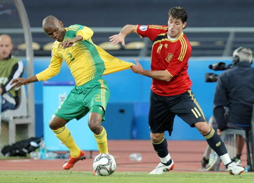 28일(한국시각) 남아공 루스텐버그 로얄 바포켕 스타디움서 벌어진 컨페드컵 남아공과 스페인의 3·4위전에서 남아공 DF 시보니소 가사가 스페인의 후안 카프데비야와 볼 경합을 벌이고 있다. 