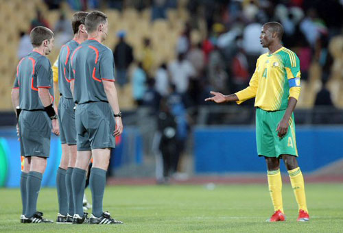 28일(한국시각) 남아공 루스텐버그 로얄 바포켕 스타디움서 벌어진 컨페드컵 남아공과 스페인의 3·4위전에서 남아공의 아론 모코에나가 판정에 항의를 하고 있다. 