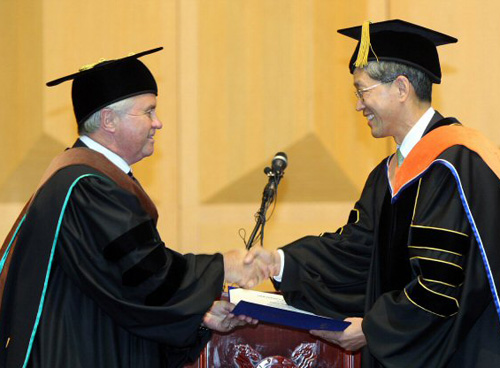  국가대표팀 감독(왼쪽)이 울산대 김도연 총장으로부터 명예 경영학박사 학위를 받고 있다. 