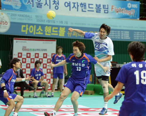  1일 전북 정읍국민체육센터에서 열린 다이소 핸드볼 슈퍼리그 두산과 충남도청의 경기에서 두산 윤경민이 슛을 날리고 있다. 