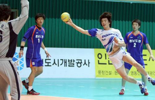   1일 전북 정읍국민체육센터에서 열린 다이소 핸드볼 슈퍼리그 두산과 충남도청의 경기에서 두산 정의경이 슛을 날리고 있다. 