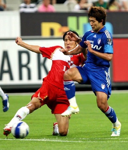 1일 부산 아시아드주경기장에서 열린 프로축구 2009 하나은행 FA컵 본선 16강 부산-수원 경기에서 수원 이상호(오른쪽)의 돌파를 부산 홍성요가 마크하고 있다. 