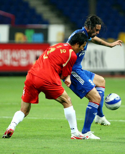 1일 부산 아시아드주경기장에서 열린 프로축구 2009 하나은행 FA컵 본선 16강 부산-수원 경기에서 수원 에두(오른쪽)의 돌파를 부산 홍성요가 마크하고 있다.
 