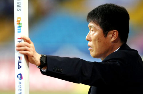 1일 부산 아시아드주경기장에서 열린 프로축구 2009 하나은행 FA컵 본선 16강 부산-수원 경기를 수원 차범근 감독이 지켜보고 있다. 