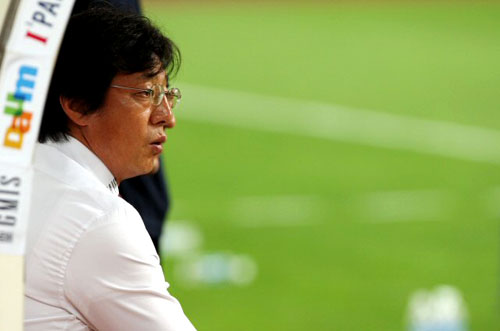 1일 부산 아시아드주경기장에서 열린 프로축구 2009 하나은행 FA컵 본선 16강 부산-수원 경기에서 부산 황선홍 감독이 경기를 지켜보고 있다.
 