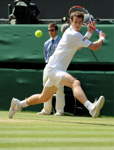 2일(한국시간) 영국 윔블던 올잉글랜드클럽에서 열린 윔블던 테니스 대회 남자단식 8강전에서 앤디 머레이가 리턴을 하고 있다. 