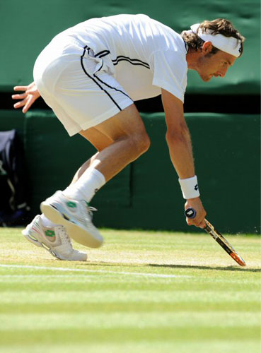 2일(한국시간) 영국 윔블던 올잉글랜드클럽에서 열린 윔블던 테니스 대회 남자단식 8강전에서 후안 카를로스 페레로가 실점을 하고 있다. 