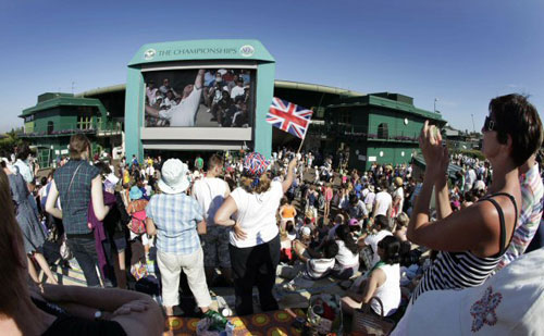 2일(한국시간) 영국의 팬들이 자국 선수 앤디 머레이의 경기를 거리의 대형 스크린을 통해 지켜보고 있다. 