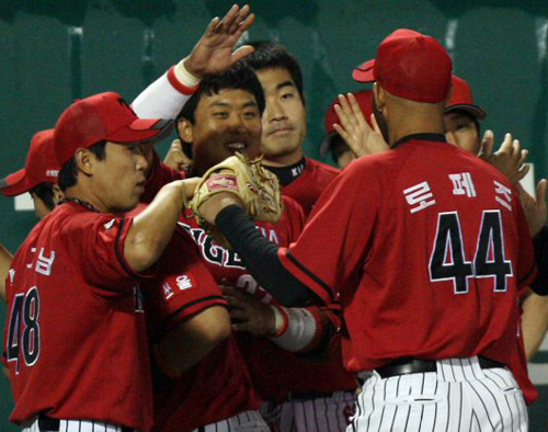  3일 오후 대전 한밭야구장에서 열린 2009프로야구 한화와 KIA의 경기에서 6회말 무사 1,2의 위기상황에서 한 점도 주지 않고 마친 뒤 동료들에게 축하받고 있다. 