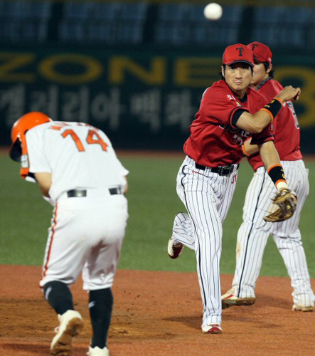   3일 오후 대전 한밭야구장에서 열린 2009프로야구 한화와 KIA의 경기. 한화 김민재가 7회말 1사 1,2루에서 강동우의 땅볼 때 2루에서 아웃되고 있다. 