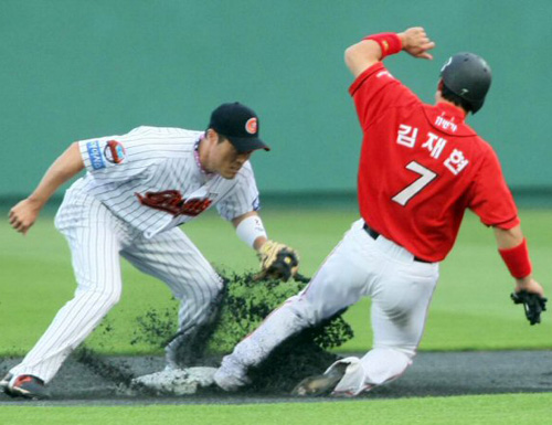   3일 부산 사직야구장에서 열린 프로야구 롯데와 SK의 경기. 1회초 2사 SK 김재현이 2루 도루를 시도하다 태그아웃 당하고 있다. 