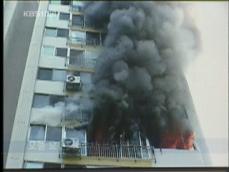 아파트에서 불…주민 탈출하다 2명 추락 부상 
