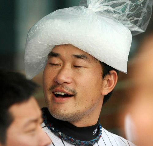   5일 무더위 속에 서울 잠실야구장에서 열린 프로야구 LG와 두산의 경기에서 봉중근이 얼음 주머니를 머리 위에 올려놓고 멍한 표정을 짓고 있다. 