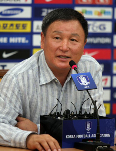   2010년 월드컵이 열릴 남아공을 답사하고 귀국한 허정무 감독이 6일 서울 종로구 대한축구협회에서 열린 기자회견에서 질문에 답하고 있다. 